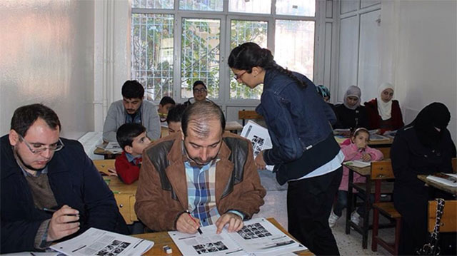 سوريون في إحدى المدارس التركية لتعلم اللغة سوريون في إحدى المدارس التركية لتعلم اللغة