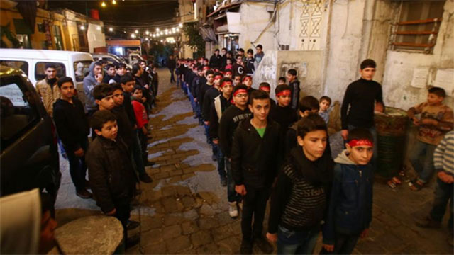 أطفال يشاركون في أحياء أربعين الحسين في أحد شوارع دمشق القديمة أطفال يشاركون في أحياء أربعين الحسين في أحد شوارع دمشق القديمة
